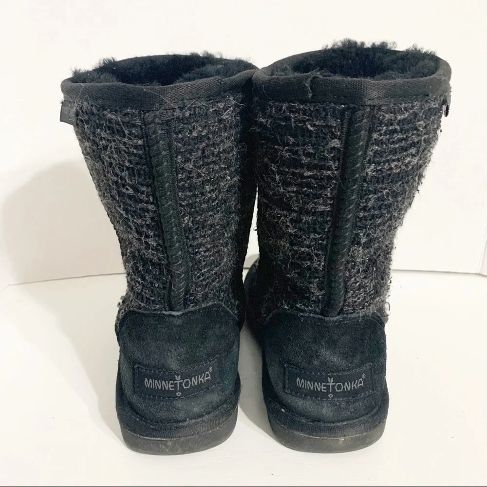 Minnetonka Suede Upper Wool Blend Sheepskin Lining Boot with Woven Top Size 6